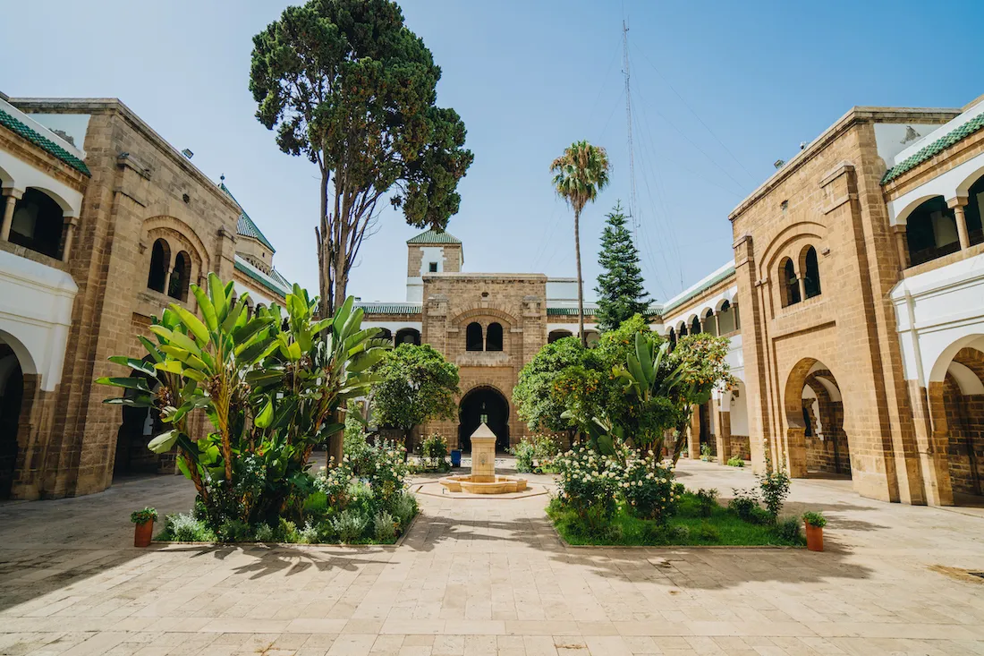 Espace culturel de Casablanca avec lumière dramatique
