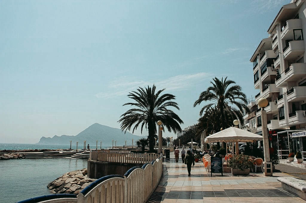 calçadão da orla da praia de Altea