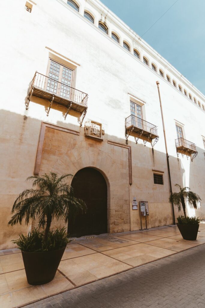 conheça o palacio ducal  de los borjas, em gandia