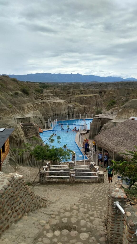 piscinas naturais no deserto de tatacoa, colômbia