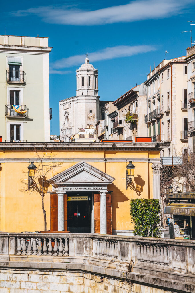 o que ver em girona: Vista da Catedral a partir da Rambla de la Llibertat