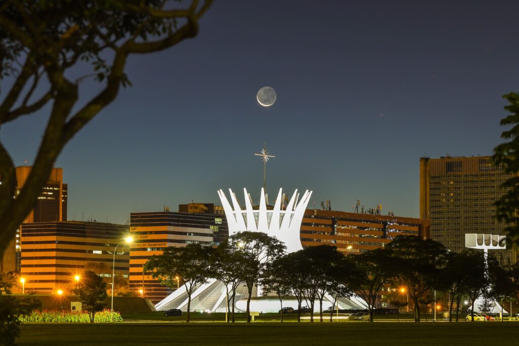 Cathédrale métropolitaine de Brasilia, l'une des choses fondamentales à voir dans la ville. 