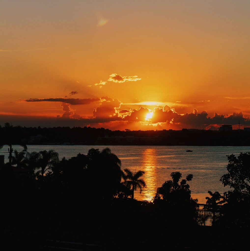 Coucher de soleil au lac Paranoá, l'un des meilleurs spectacles à voir à Brasilia.