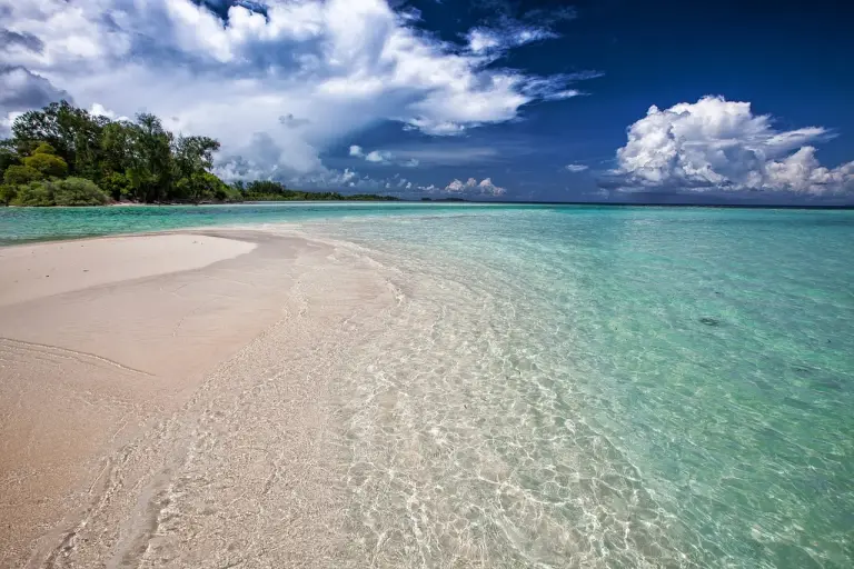 white beach sand indonesie