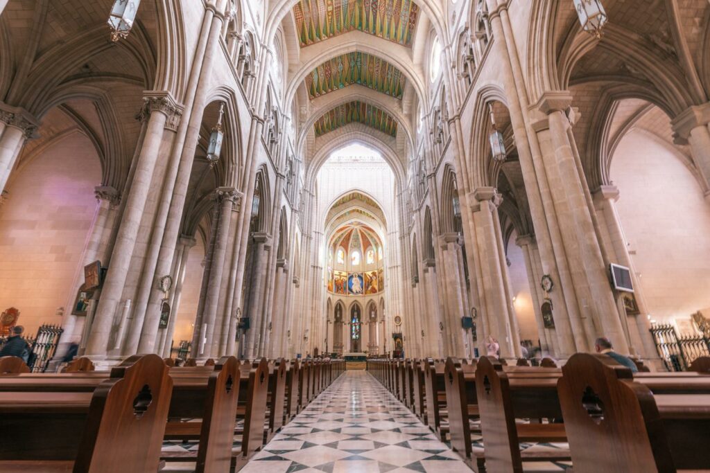 interieur cathedrale almudena