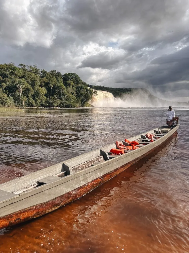 excursion-en-canoe-sur-le-lagon-de-canaima