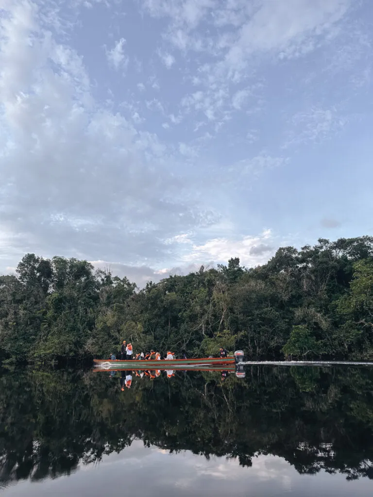 promenade-en-bateau-dans-le-parc-de-Canaima