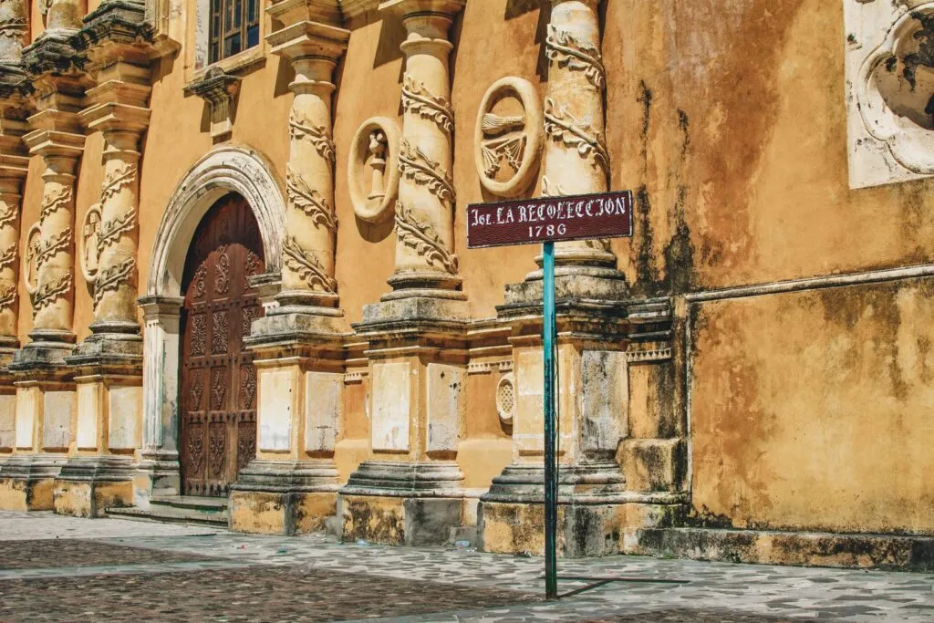 Eglise-La-Recoleccion-a-Leon-Nicaragua