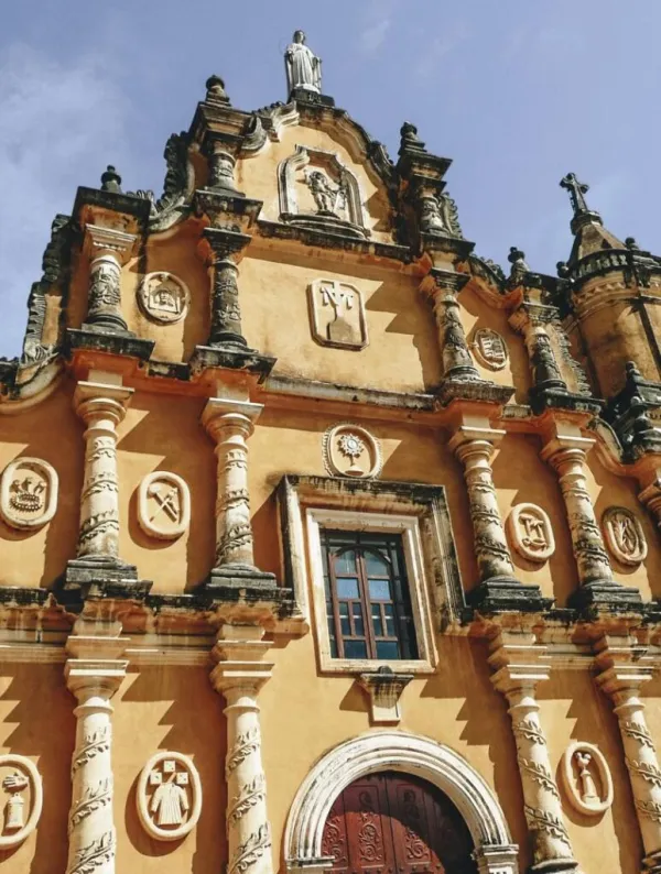 Eglise-de-La-Recoleccion-a-Leon