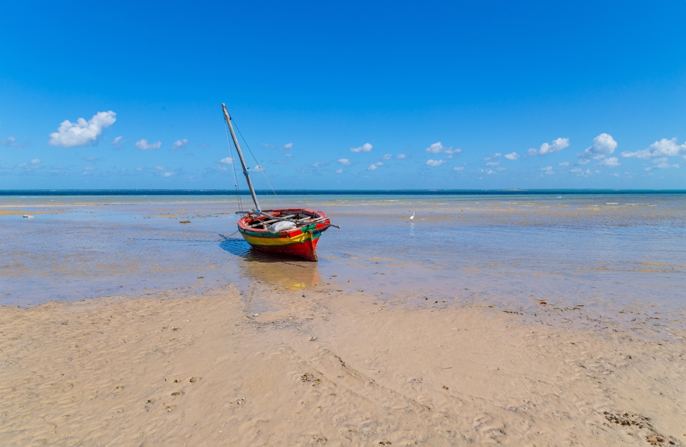 Bateau-sur-la-plage-au-Mozambique