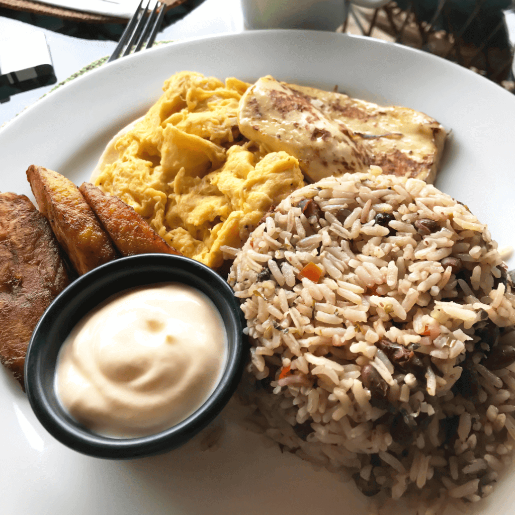 petit déjeuner typique nicaraguayen