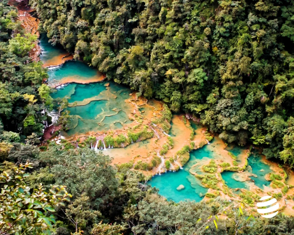 Le pont naturel sur le fleuve Cahabón
